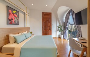 Familien-Suite, Stadtblick | Minibar, Schreibtisch, laptopgeeigneter Arbeitsplatz