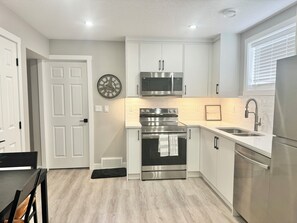 Private kitchen - Modern NW retreat-Banff access (Calgary)