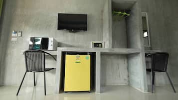 Deluxe Pool View | Minibar, blackout drapes, free WiFi, bed sheets