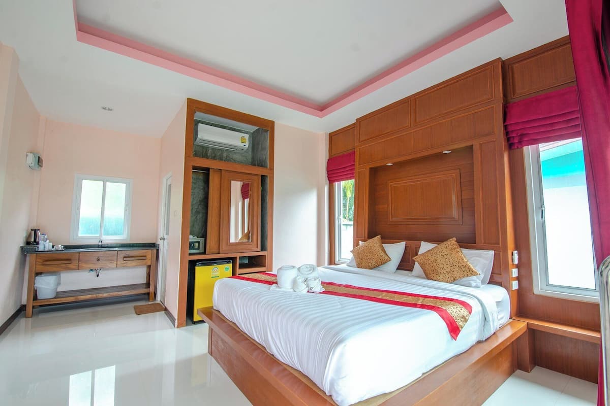 Deluxe Pool View | Minibar, blackout curtains, free WiFi, bed sheets