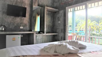 Minibar, blackout drapes, free WiFi, bed sheets