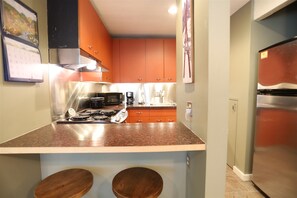 Frigorifero, microonde, forno, piano cottura