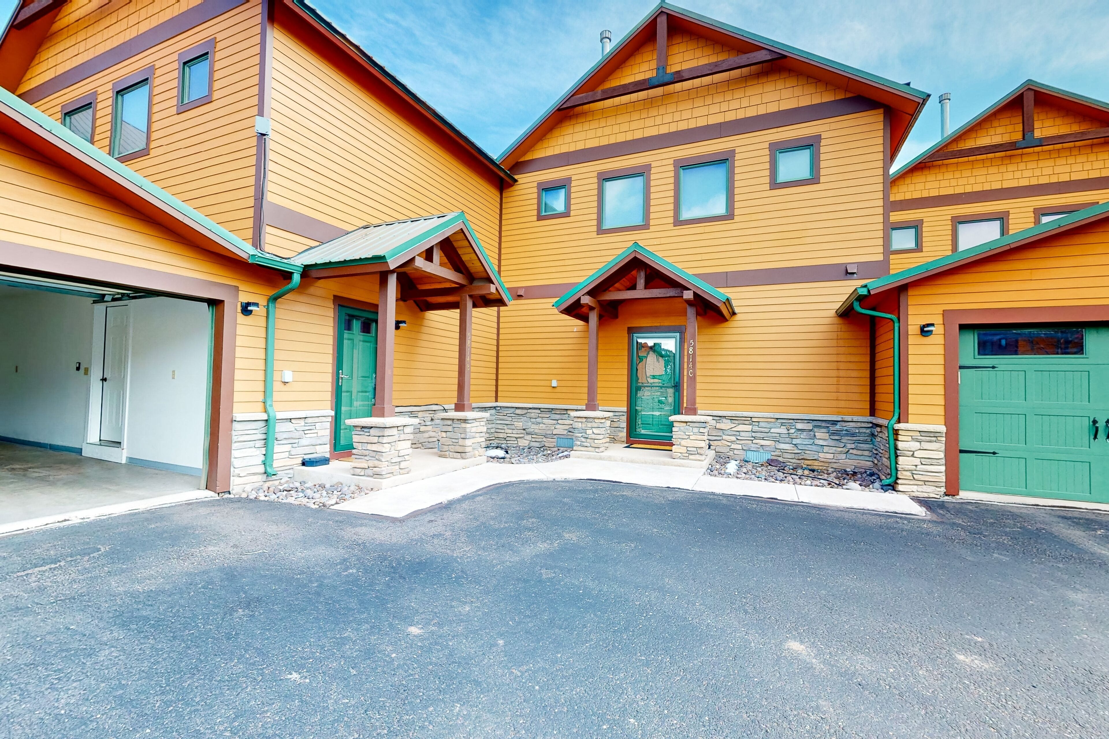 Dog-friendly mountain view townhouse with gas fireplace, deck, & washer/dryer