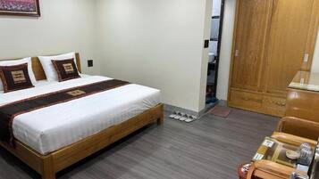 Double Room | Minibar, blackout drapes, free WiFi, bed sheets