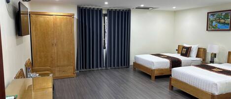 Dubbelrum eller tvåbäddsrum | Skrivbord, arbetsyta för laptop, mörkläggningsgardiner och gratis wi-fi