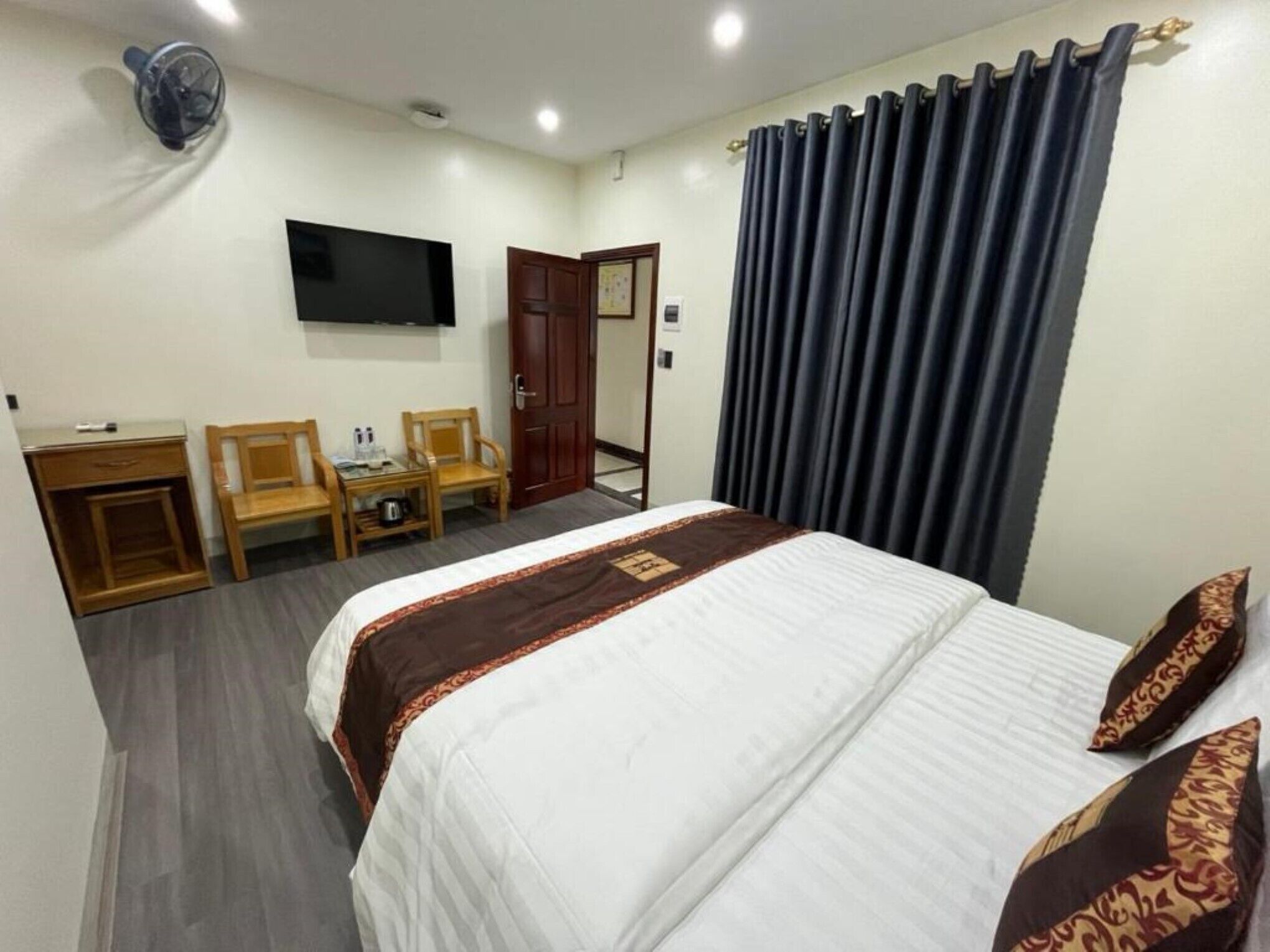 Double Room | Minibar, blackout drapes, free WiFi, bed sheets
