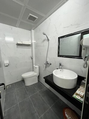 Shower, free toiletries, hair dryer, slippers - Hoa Cương Hotel 2 (Ha Giang)