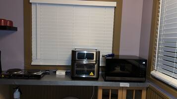 Refrigerador, microondas, parrilla de estufa y tetera eléctrica