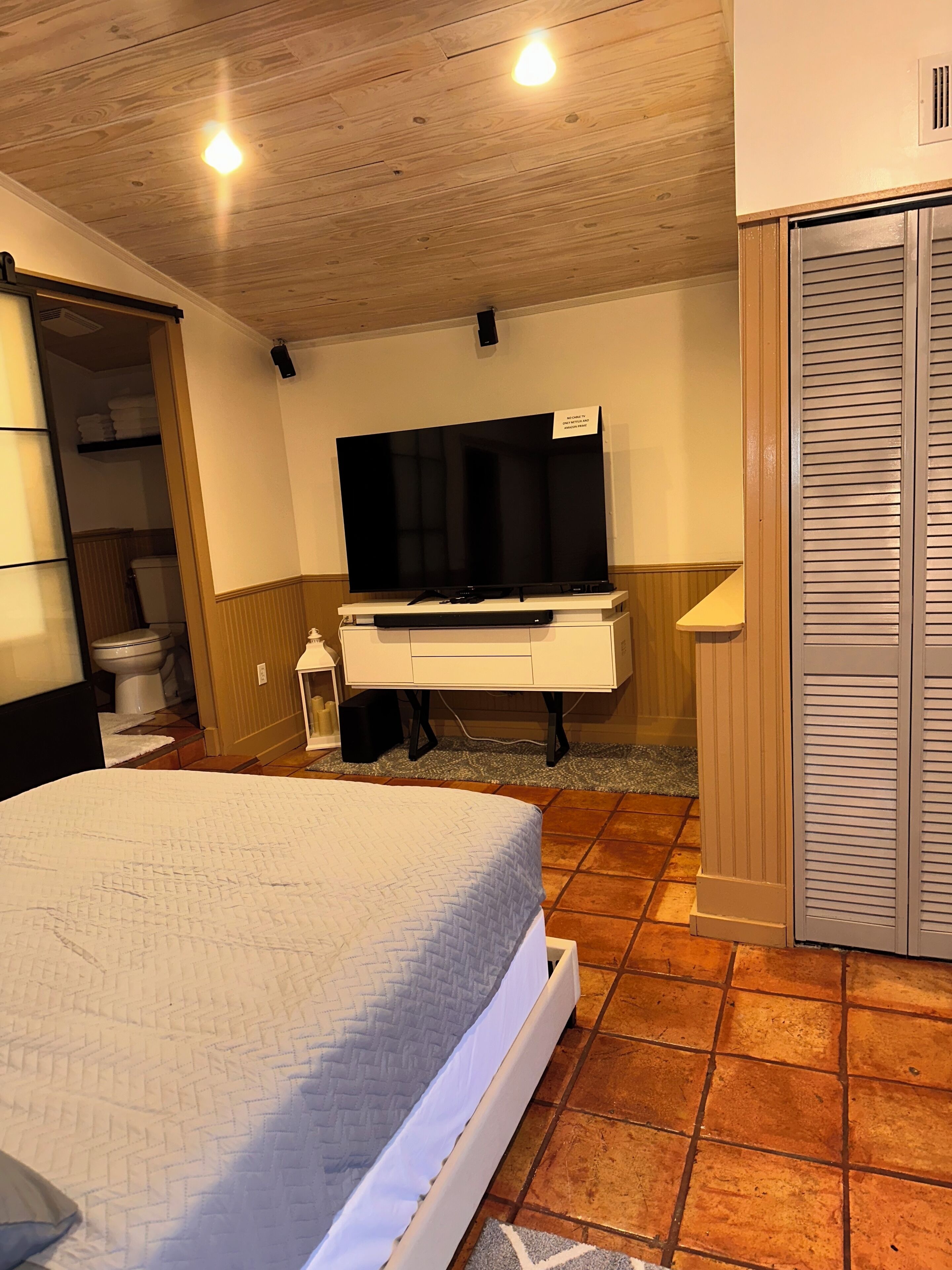 1 slaapkamer, een strijkplank/strijkijzer, gratis wifi, beddengoed