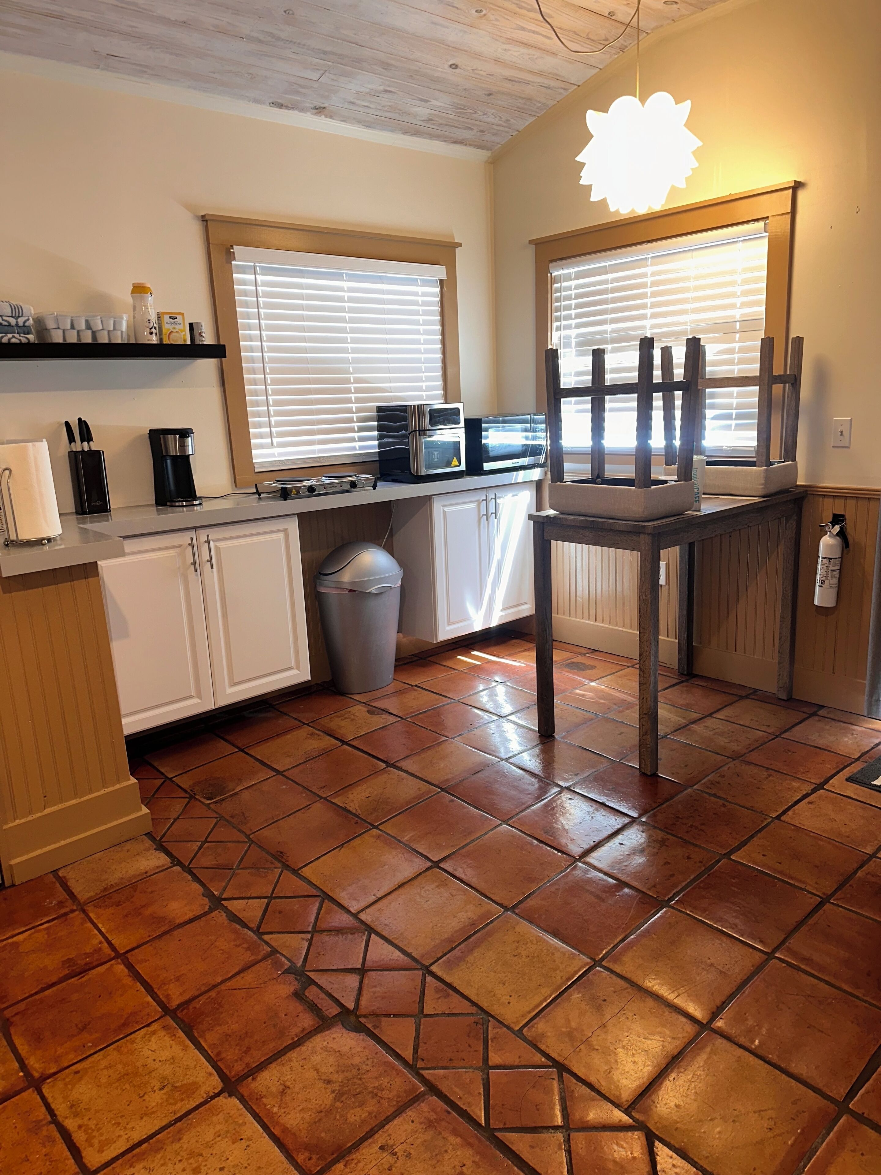 Een koelkast, een magnetron, een kookplaat, een waterkoker