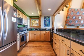 Kjøleskap, mikrobølgeovn, kokeplater og oppvaskmaskin