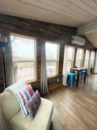 TV, DVD player. Cozy Lakefront Cottage