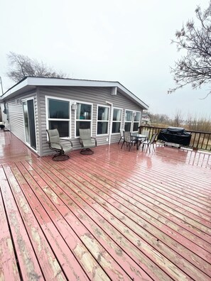 Outdoor dining - Cozy Lakefront Cottage (St. laurent)