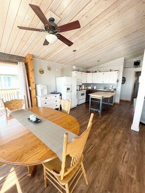 Dining - Cozy Lakefront Cottage (St. laurent)