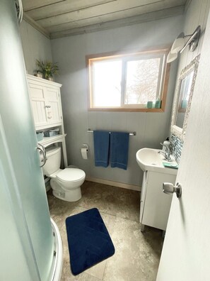 Shower, hair dryer, towels, soap - Cozy Lakefront Cottage (St. laurent)