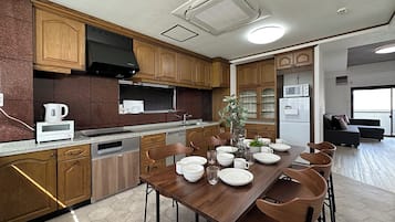 Køleskab, mikrobølgeovn, kogeplade, opvaskemaskine