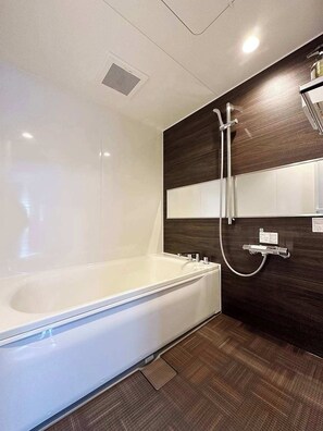 Shower, hair dryer, towels, soap - 2Br Apt for 10ppl Very Good Location (Minami Ward, Hiroshima)