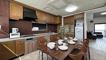 Kühlschrank, Mikrowelle, Herdplatte, Geschirrspüler