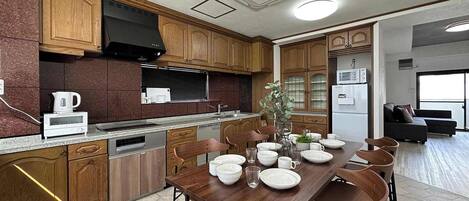 Fridge, microwave, stovetop, dishwasher