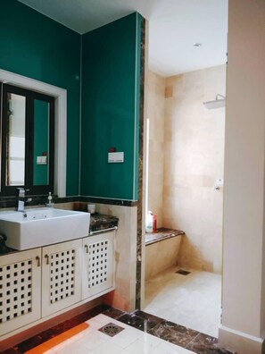 Deluxe villa, uitzicht op zwembad | Badkamer