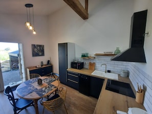 Réfrigérateur, micro-ondes, four, plaque de cuisson