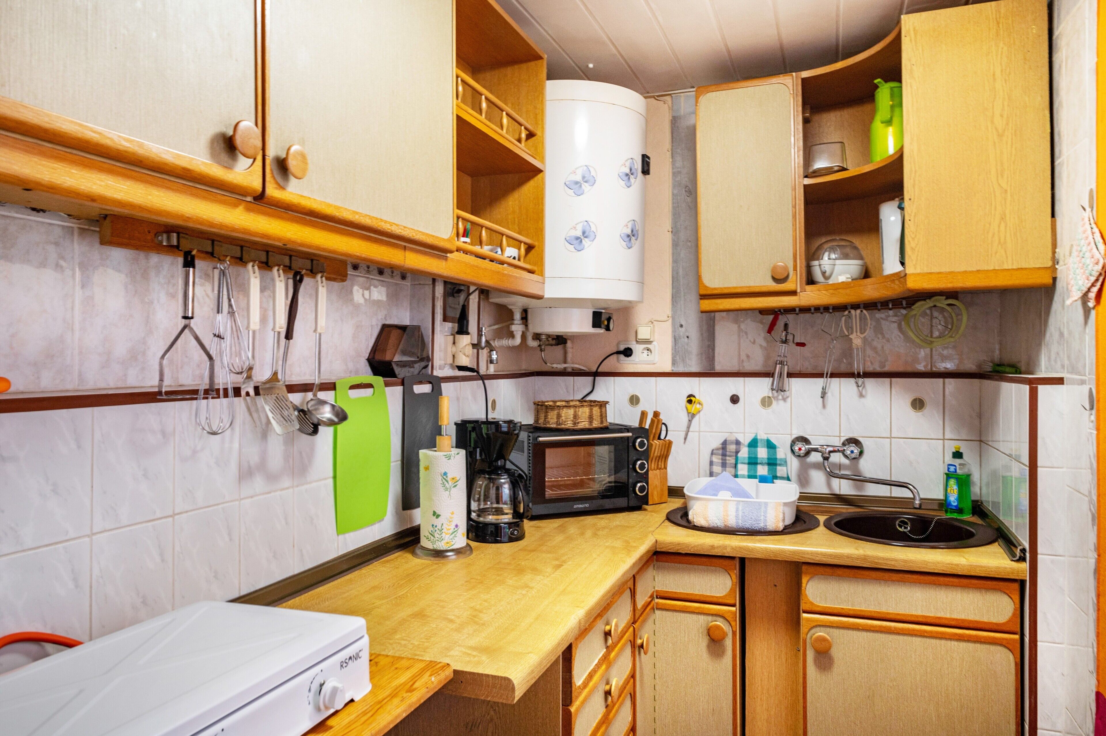 Wasserkocher mit Kaffee-/Teezubehör, Kühlschrank, Mikrowelle, Ofen
