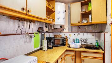 Wasserkocher mit Kaffee-/Teezubehör, Kühlschrank, Mikrowelle, Ofen