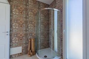 Shower, hair dryer, towels - Comfortable house in the countryside with garden near the sea (Vernole)