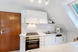 Køleskab, mikrobølgeovn, ovn, kogeplade