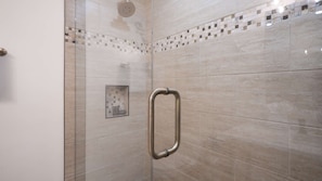 Douche, sèche-cheveux, shampoing