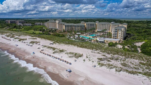 A resort with multiple buildings, a beach, and a pool area. - 2128 Beachwood (FERNANDINA BEACH)