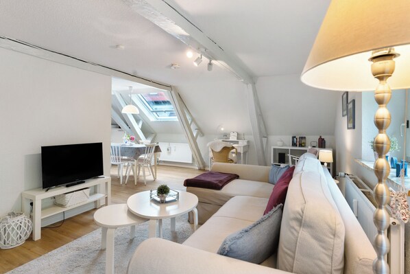 TV, stereo - Apartment 'Ferienwohnung Aerö' with Shared Garden and Wi-Fi (Glücksburg (Ostsee))