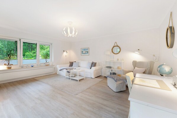 TV, DVD player, stereo - Apartment 'Ferienwohnung Angeln' with Private Terrace, Private Garden and Wi-Fi (Glücksburg (Ostsee))