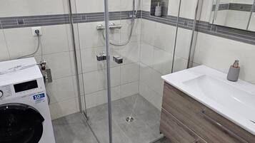 Dusche, Haartrockner, Handtücher