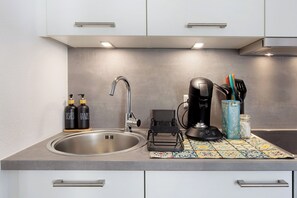 Frigorífic, forn, placa de cuina i cafetera i tetera