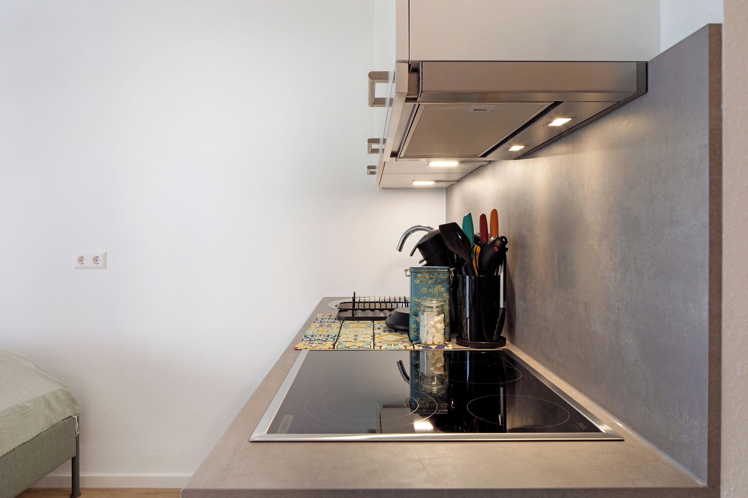 Fridge, oven, stovetop, coffee/tea maker