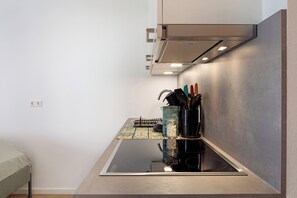 Jääkaappi, uuni, liesi, kahvin-/teenkeitin