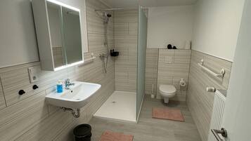 Chuveiro, secador de cabelo, toalhas de banho