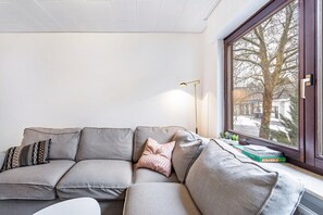 TV, stereo - Holiday Home on Südwall Left with Garden, Private Terrace and Wi-Fi in Medebach (Medebach)