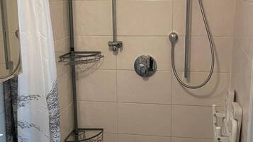 Douche, sĂšche-cheveux, serviettes fournies