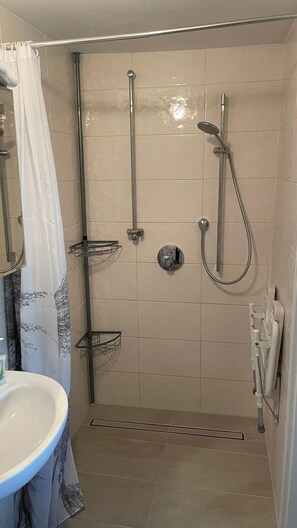 Douche, séchoir à cheveux, serviettes fournies