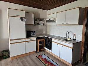 Køleskab, mikrobølgeovn, ovn, kogeplade