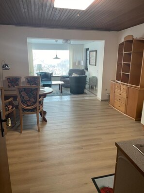 TV, stereo - Apartment 'Unter Linden' with Private Terrace, Private Garden and Wi-Fi (Bad Bocklet)