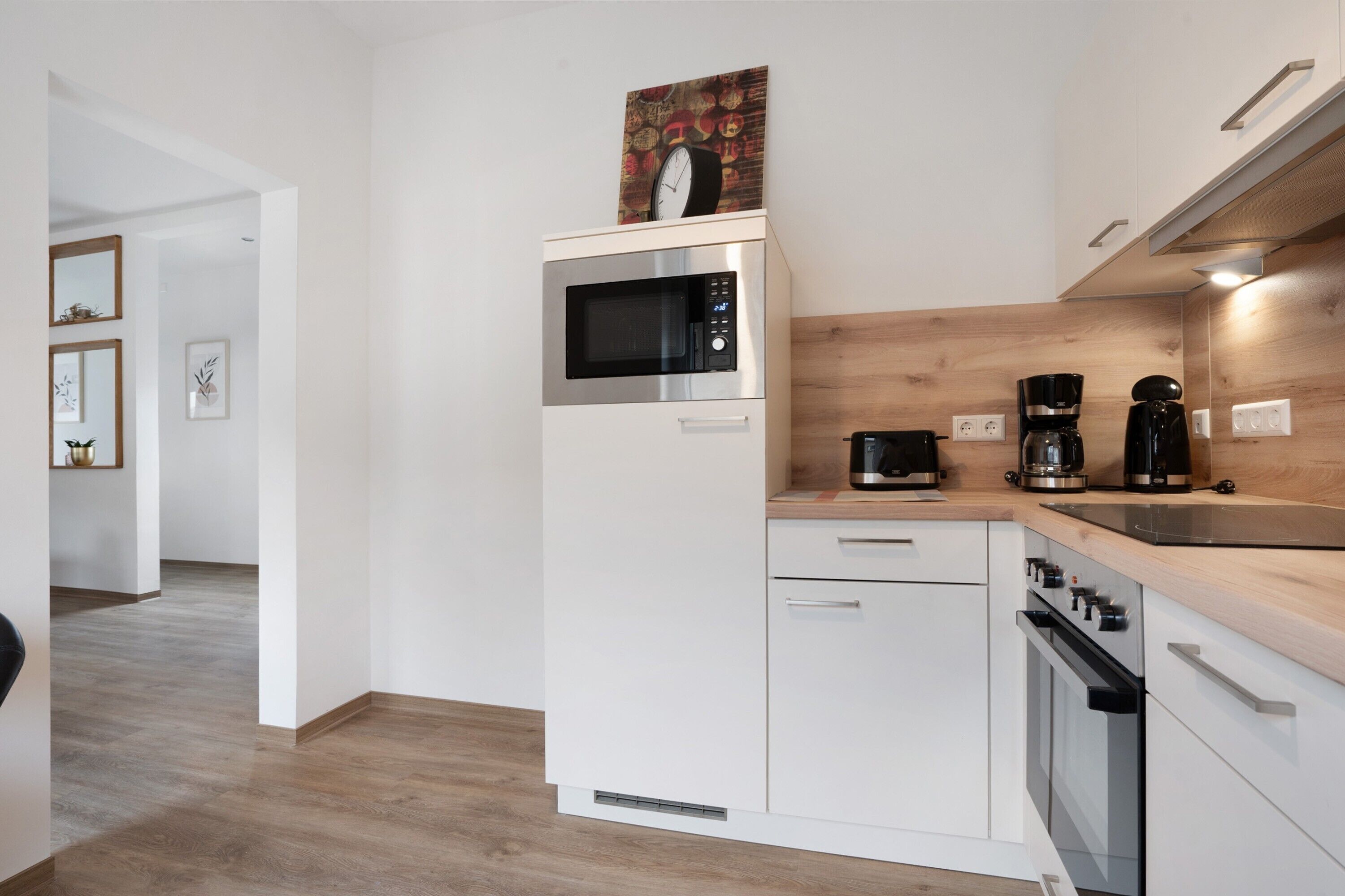Een koelkast, een magnetron, een oven, een kookplaat