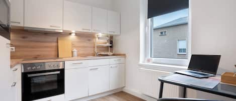 Réfrigérateur, four à micro-ondes, un four, surface de cuisson
