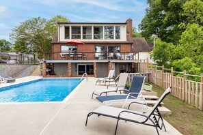 Unclassified image, 4 of 49, button