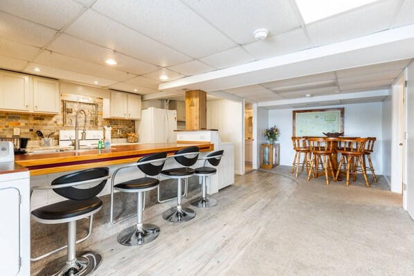 Fridge, microwave, dishwasher, coffee/tea maker