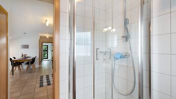 Dusche, Haartrockner, Handtücher