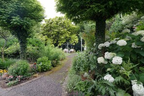 Property grounds - Apartment 'Weingut Geiler - Kleine Kalmit' with Private Garden and Wi-Fi (Ilbesheim)