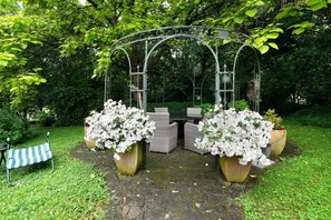 Outdoor dining - Apartment 'Weingut Geiler - Kleine Kalmit' with Private Garden and Wi-Fi (Ilbesheim)